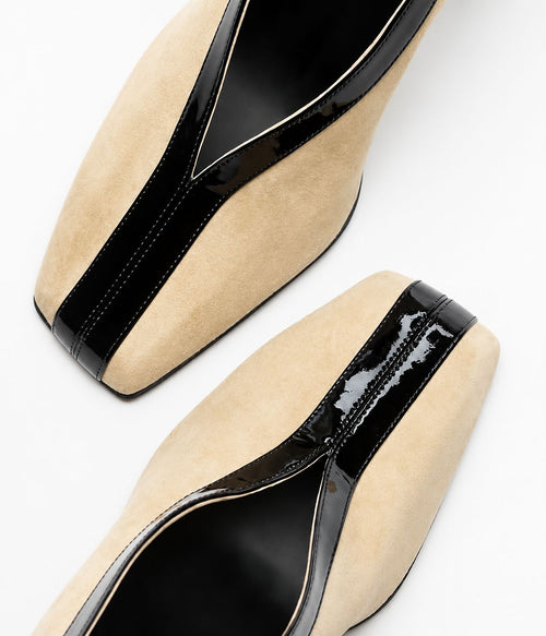 Chanel Suede Biege & Black Pumps.